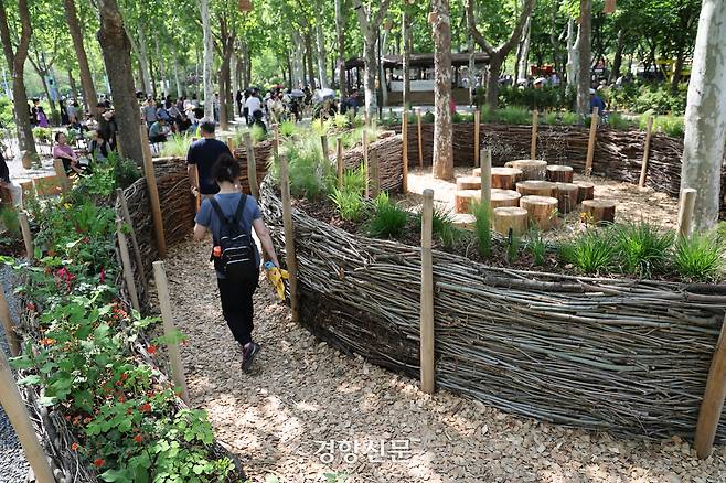 22일 서울 동작구 보라매공원에서 열린 2025 서울국제정원박람회를 찾은 시민들이 새 둥지를 형상화한 정원에서 산책을 즐기고 있다. 2025.5.22. 정지윤 선임기자