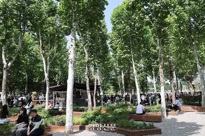 22일 서울 동작구 보라매공원에서 열린 2025 서울국제정원박람회를 찾은 시민들이 버즘나무를 활용한 작가정원에서 휴식을 즐기고 있다. 2025.5.22. 정지윤 선임기자