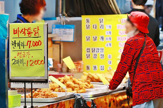 지난 20일 서울 시내의 한 전통시장 치킨가게 모습. 연합뉴스