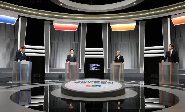더불어민주당 이재명, 국민의힘 김문수, 민주노동당 권영국, 개혁신당 이준석 대선후보가 23일 서울 영등포구 여의도 KBS 스튜디오에서 제21대 대선 2차 후보자 토론회를 준비하고 있다. 국회사진기자단 제공