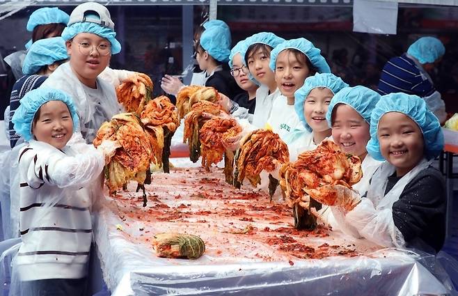 Children participate in kimchi-making or kimjang, a UNESCO Intangible Cultural Heritage tradition, at Pyeongchang Gimjang Festival in this undated photo. (Pyeongchang Gimjang Festival)