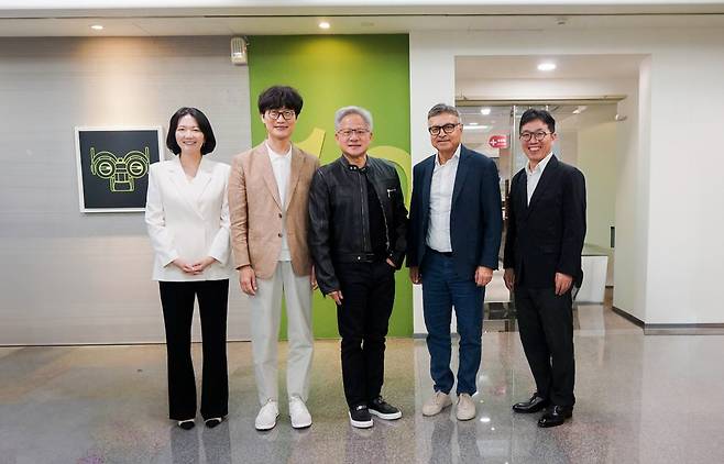 From left: Naver CEO Choi Soo-yeon, Naver Executive Chair Lee Hae-jin, Nvidia CEO Jensen Huang, Nvidia Executive Vice President Jay Puri and Naver Cloud CEO Kim Yoo-won pose for photo after a meeting at Nvidia's Taiwan office on Thursday. (Naver)