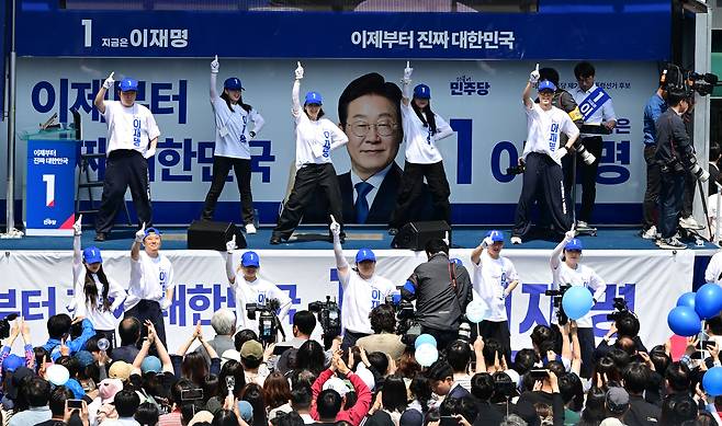 Campaigners of Democratic Party presidential candidate Lee Jae-myung dance as part of the campaign in Gumi, North Gyeongsang, on May 13. [KIM SEONG-RYONG]