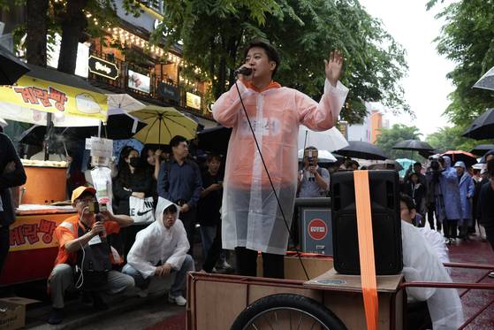 Reform Party presidential candidate Lee Jun-seok speaks on a street in Hongdae, Mapo District, western Seoul, on May 17, as part of his campaign. [REFORM PARTY]