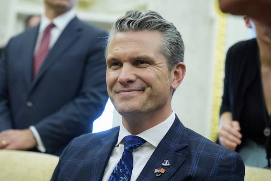 U.S. Secretary of Defense Pete Hegseth listens as President Donald Trump meets with Norwegian Prime Minister Jonas Gahr Støre during a bilateral meeting in the Oval Office of the White House on April 24. [AP/YONHAP]
