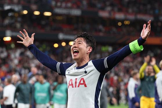 Tottenham Hotspur's Son Heung-min celebrates after winning the Europa League over Manchester United at the Estadio de San Mames, Bilbao, Spain, on May 21. [REUTERS/YONHAP]