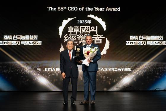S-Oil CEO Anwar Al-Hejazi, right, and Korea Management Association Chairman Lee Bong-seo pose for a photo during the 55th CEO of the Year Award ceremony at the Grand Hyatt Seoul hotel in Yongsan District, western Seoul, on May 23. [S-OIL]
