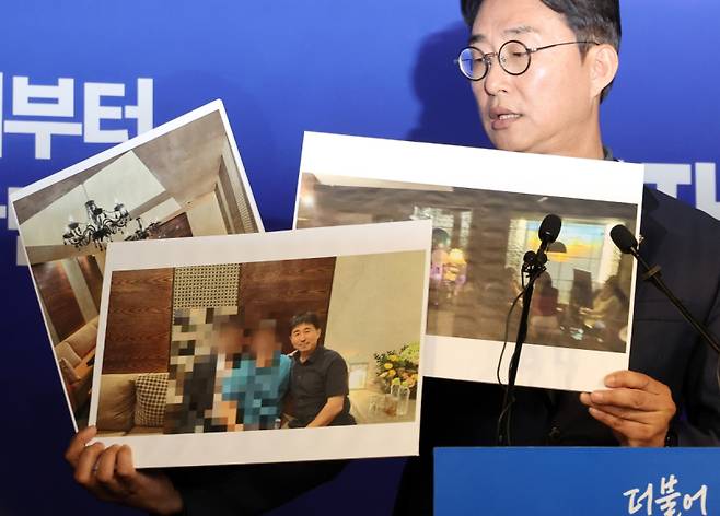 노종면 더불어민주당 선대위 대변인이 지난 19일 서울 여의도 당사에서 “윤석열 전 대통령의 내란 혐의 사건 재판장인 지귀연 서울중앙지법 부장판사가 유흥업소에서 접대받았다”는 의혹을 제기하며 관련 사진을 공개하고 있다. 연합뉴스