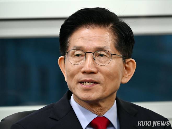 국민의힘 김문수 대선 후보가 지난 10일 서울 여의도 국민의힘 당사 대통령 후보실에서 캠프 관계자들과 사상 초유 대선 후보 교체 강행에 대책을 논의하고 있다. 곽경근 대기자