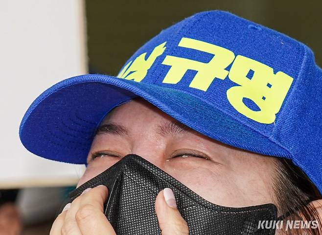 제주항공 여객기 참사 유가족이 23일 서울 강서구 김포국제공항 국내선 청사에서 열린 '진상규명과 책임자 처벌, 시민 안전 보장' 요구 기자회견에서 구호를 외치던 중 눈물을 흘리며 함성을 외치고 있다.