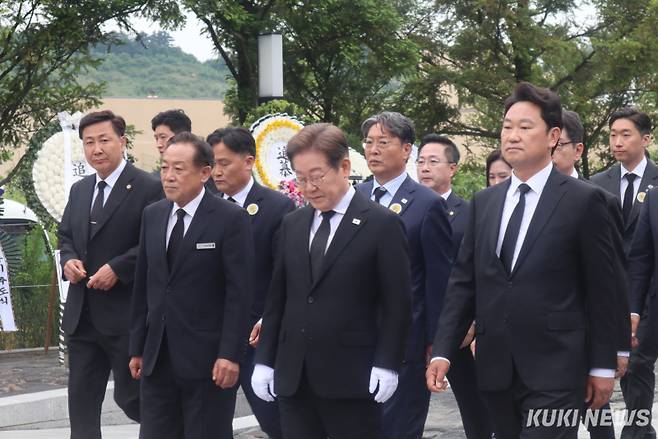 이재명 더불어민주당 대선후보가 23일 오전 경남 봉하마을 노무현 전 대통령 묘역 참배에 참석하고 있다. 양다경 기자