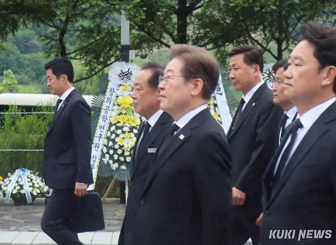이재명 더불어민주당 대선후보가 23일 오전 경남 봉하마을 노무현 전 대통령 묘역 참배에 참석하고 있다. 양다경 기자