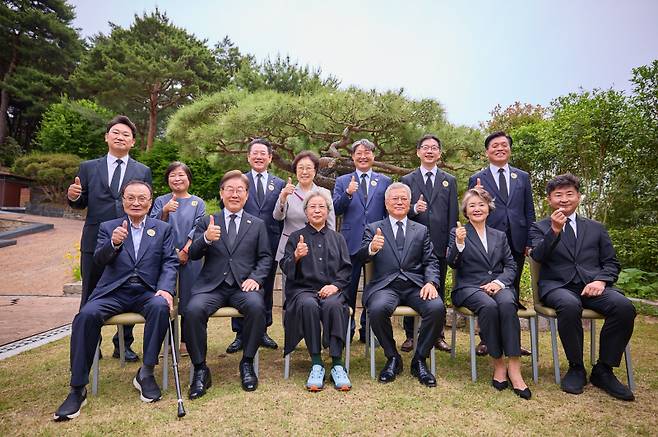 더불어민주당 이재명 대선 후보가 고 노무현 전 대통령 16주기 추도식이 열린 23일 경남 김해시 봉하마을에서 문재인 전 대통령, 김정숙 여사, 권양숙 여사와 기념촬영을 하고 있다.