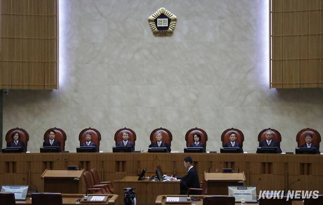 지난 1일 서울 서초구 대법원에서 열린 이재명 더불어민주당 대선 후보의 공직선거법 위반 사건 상고심 선고에 조희대 대법원장과 대법관들이 앉아 있다. 사진공동취재단 &nbsp;