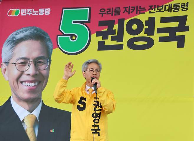 권영국 민주노동당 대선 후보가 지난 21일 제주시 신제주로터리에서 유세를 하고 있다. 연합뉴스