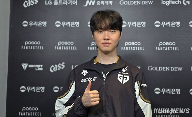 ‘쵸비’ 정지훈이 &nbsp;23일 오후 5시 서울 종로구 롤파크 LCK 아레나에서 열린 ‘2025 LCK’ 정규시즌 2라운드 DRX와 경기가 끝난 뒤 쿠키뉴스와 인터뷰하고 있다. 김영건 기자