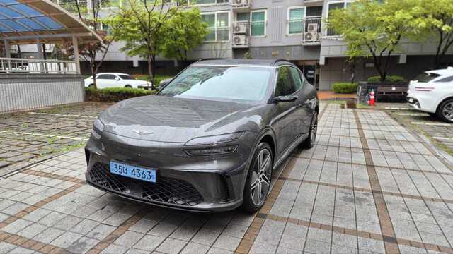 제네시스 GV60의 외관. 앞모습은 곡선을 강조해 동그스름한 형태를 갖췄다. 두 줄로 뻗은 헤드램프가 역동적인 느낌을 준다. 이용상 기자