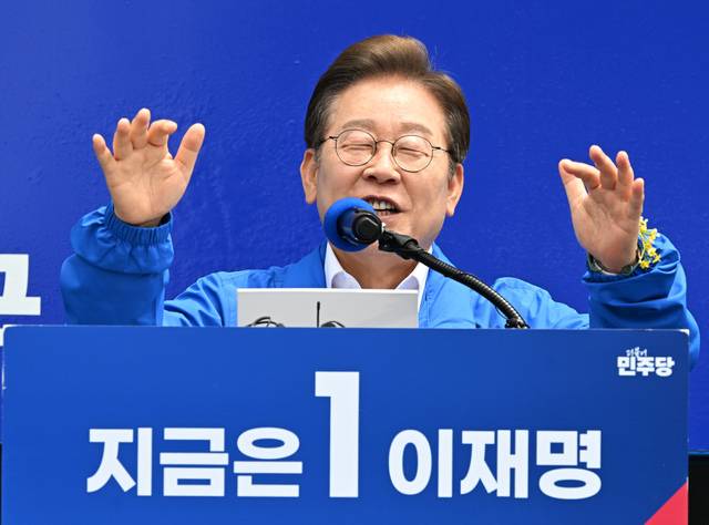 이재명 더불어민주당 대선 후보가 22일 오전 제주시 동문로터리에서 열린 유세에 참석해 연설을 하고 있다. 제주=이병주 기자