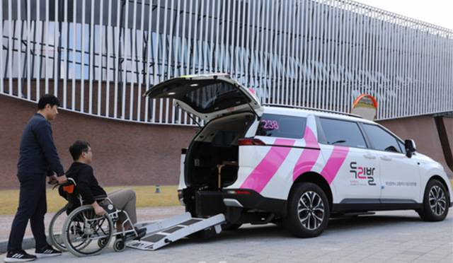 ‘두리발’ 차량에 휠체어를 이용하는 시민이 탑승하고 있다. 부산시 제공