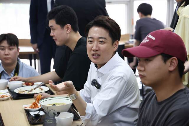 이준석 개혁신당 대선 후보가 22일 인천 인하대에서 열린 ‘학식 먹자’ 행사에서 학생들과 점심을 먹으며 대화를 나누고 있다. 이 후보는 오후 긴급기자회견을 열고 “끝까지 이준석, 그리고 개혁신당의 이름으로 반드시 승리할 것”이라며 김문수 국민의힘 대선 후보와의 단일화를 일축했다. 연합뉴스