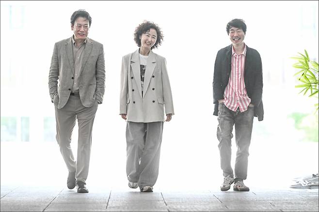 서울시극단의 ‘유령’에 출연하는 배우 강신구(왼쪽부터)와 이지하 그리고 극작가 겸 연출가 연출 고선웅. 이번 작품은 고선웅이 14년 만에 선보이는 순수 창작극이다.  세종문화회관