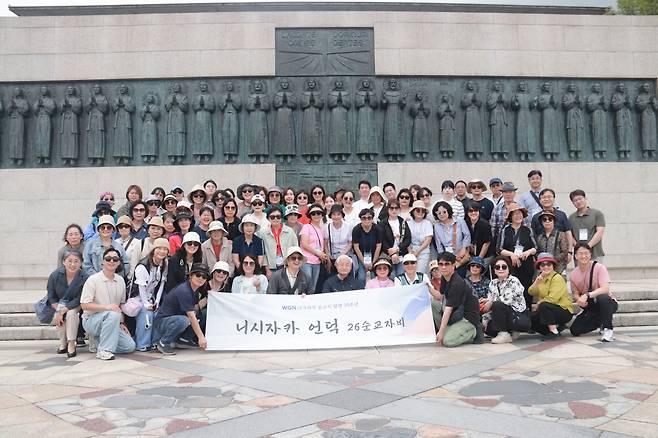 순례객들이 나가사키의 니시자카언덕 26인 순교비 앞에서 기념촬영을 한 모습. 한일연합선교회 제공