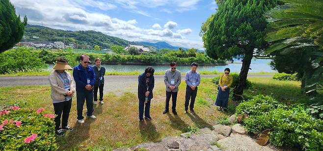 순례객들은 히가시소노기의 ‘일본 26성인 동선장 터’ 앞에서 기도하는 모습. 김아영 기자