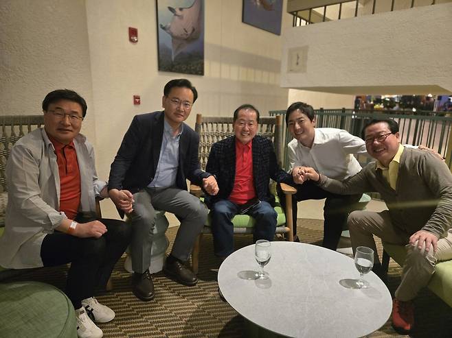 국민의힘 특사단이 지난 19일 미국 하와이 빅아일랜드 모처에서 홍준표 전 대구시장과 회동하고 있다. 김대식 의원실 제공