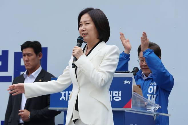 허은아 전 개혁신당 대표가 19일 서울 영등포구 타임스퀘어에서 열린 이재명 더불어민주당 대선 후보 유세에서 이 후보에 대한 지지를 선언하고 있다. 연합뉴스