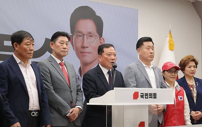 23일 서울 여의도 국민의힘 중앙 당사에서 박근혜를사랑하는지지단체총연합회 회원들이 김문수 대선 후보 지지선언 기자회견을 하고 있다. 연합뉴스