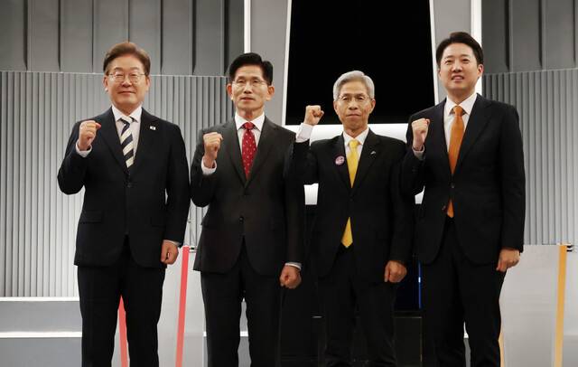 이재명 더불어민주당·김문수 국민의힘·권영국 민주노동당·이준석 개혁신당 대선 후보가 6·3 대선을 11일 앞둔 23일 서울 영등포구 KBS본관 스튜디오에서 열린 중앙선거관리위원회 주관 2차 TV 토론회에 앞서 기념촬영을 하고 있다. 국회사진기자단