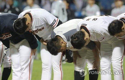 고개 숙인 한화 이글스 선수들 [연합뉴스 자료사진]