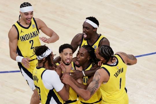 할리버튼의 4쿼터 종료 버저비터에 기뻐하는 인디애나 선수들. 사진[AP=연합뉴스]
