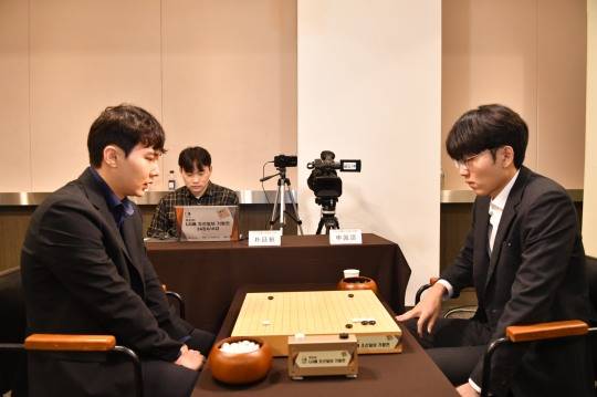 박정환(왼쪽) 9단이 LG배 16강에서 신진서 9단에게 승리했다. 사진[연합뉴스]