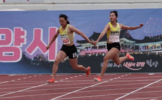 배턴을 받는 경북체고 서예림. 사진[연합뉴스]