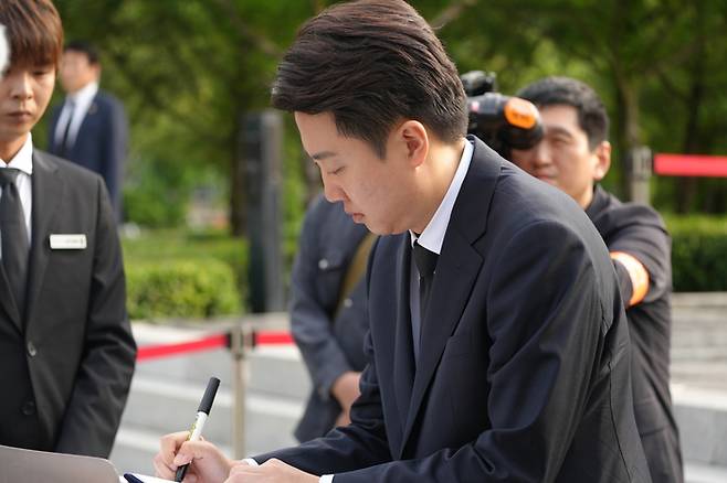 개혁신당 이준석 대선 후보가 23일 경남 김해 봉하마을을 방문해 노무현 전 대통령 묘역을 참배한 뒤 방명록을 작성하고 있다. [사진제공=개혁신당]