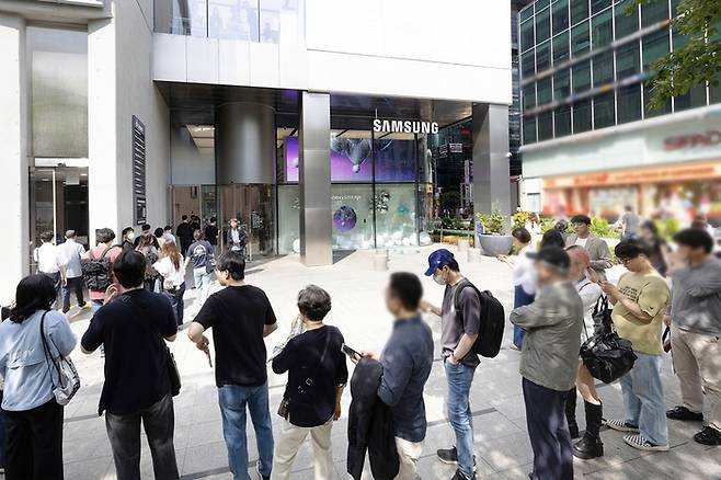 21일 ‘갤럭시 S25 엣지’를 수령하기 위해 ‘삼성 강남’을 방문한 사전 구매자 대기 행렬 모습. <출처=삼성전자 뉴스룸>