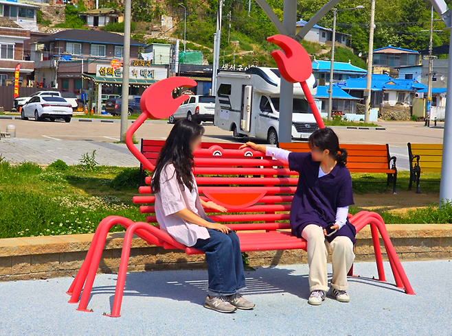 해파랑공원 내 대게 벤치 / 사진=김혜성 여행+ 기자