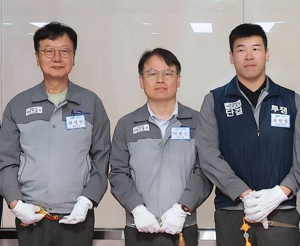 23일 삼성중공업 거제조선소 통합관제센터 개소식에서 최성안 대표이사와 이왕근 조선소장(왼쪽부터) 등 관계자들이 기념촬영을 하고 있다.  삼성중공업