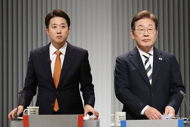 23일 오후 서울 여의도 KBS 스튜디오에서 열린 제21대 대선 2차 후보자 토론회에서 이준석 개혁신당 대선후보(왼쪽)와 이재명 더불어민주당 대선후보(오른쪽)가 토론을 준비 중이다. [사진 출처 = 국회사진기자단, 연합뉴스]