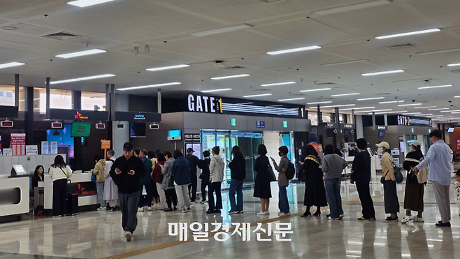 SK텔레콤 가입자식별장치(USIM) 데이터 유출 사건으로 유심 무상 교체가 본격 시작된 지난 4월 28일 김포국제공항 로밍센터에 긴 대기줄이 형성됐다. [이가람 기자]
