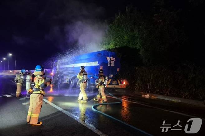 고속도로 주행 중이던 탱크로리 차량에서 염산이 유출돼 일대 차량 운행이 전면 통제되는 사건이 벌어졌다. /사진=뉴스1