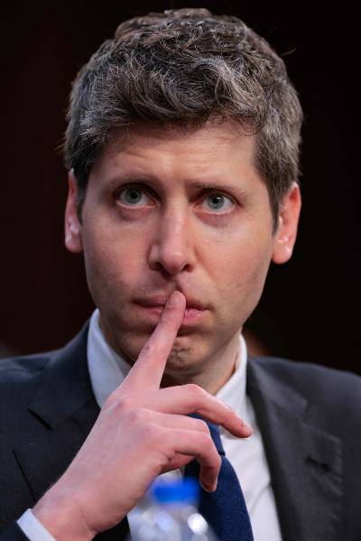 샘 올트먼 오픈AI CEO가 8일(현지시간) 워싱턴 의사당의 상원 상업, 과학, 교통 위원회 청문회에 출석해 "미국의 투자를 통해 향후 몇 년간 AI로 인한 사회적 발전이 가속화할 것이므로 인프라 투자는 매우 중요하다"고 증언하고 있다. /AFPBBNews=뉴스1