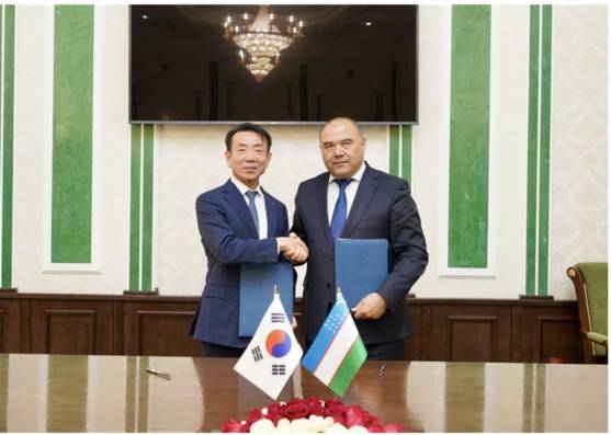 한문희 코레일 사장(왼쪽)이 지난해 6월 나르쥴라이프 주라프 우즈베키스탄 철도청장과 ‘코레일-우즈베키스탄 철도 운영사 간 MOU’를 체결하고 있는 모습./사진제공=코레일