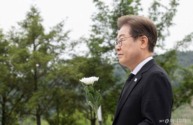 (김해=뉴스1) 이재명 기자 = 이재명 더불어민주당 대통령 후보가 고 노무현 전 대통령 16주기인 23일 오전 경남 김해시 봉하마을 노 전 대통령 묘역을 찾아 참배하고 있다. 2025.5.23/뉴스1  Copyright (C) 뉴스1. All rights reserved. 무단 전재 및 재배포,  AI학습 이용 금지. /사진=(김해=뉴스1) 이재명 기자