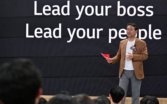 [서울=뉴시스] 조주완 LG전자 CEO가 24일 서울 관악구 서울대학교 제1공학관에서 전기·정보공학부 재학생을 대상으로 특강을 하고 있다. (사진=LG전자 제공) 2025.04.25. photo@newsis.com *재판매 및 DB 금지 /사진=류현주