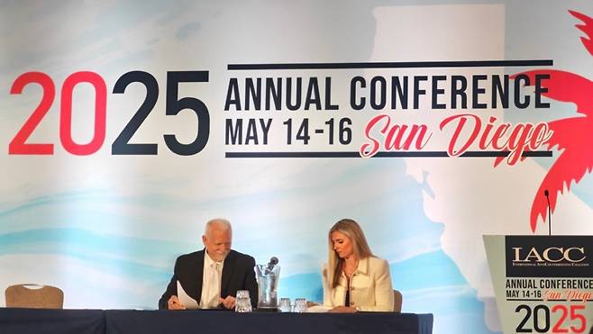 IACC 회장 밥 바르키에시(좌)와 테무 미국 지식재산권 준수 책임자 크리스틴 카사첼리(우)가 MOU를 체결하는 모습. /사진제공=테무