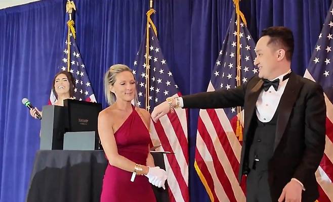 알트코인 트론 창업자 저스틴 선이 22일(현지시간) 트럼프 밈코인 '$TRUMP' 이벤트 만찬에 초대돼 트럼프 시계 기념품을 받고 있다/ 사진=저스틴선 X(엑스)