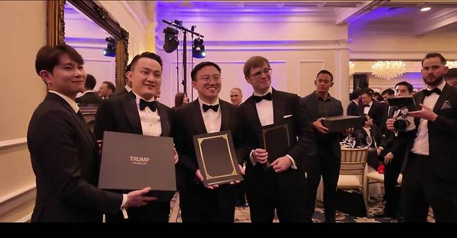 22일(현지시간) 트럼프 밈코인 '$TRUMP' 이벤트 만찬에 초대된 사람 중 가장 많은 코인 보유 1~4등은 트럼프 시계를 기념품으로 받았다. 이후 기념촬영을 하고 있는 모습/ 사진=저스틴선 X(엑스)