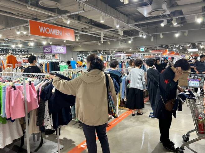 이랜드리테일이 선보이는 유통형 SPA 브랜드 NC베이직과 오프프라이스 스토어 NC픽스가 합리적인 가격으로 불황에도 소비자들에게 인기를 얻고 있다. /사진=이랜드리테일